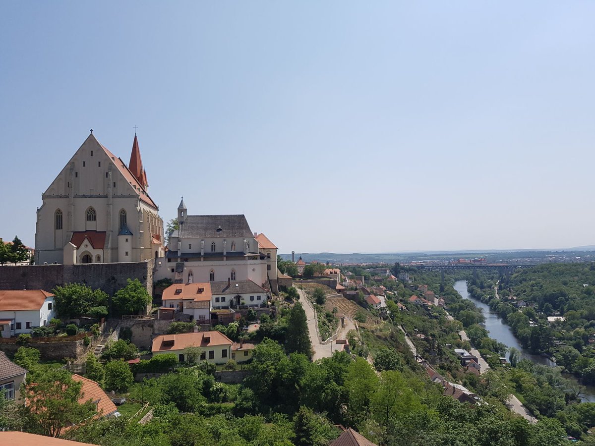 lgewessler's tweet photo. Zwischen Seefeld-Großkadolz und #Retz im #Weinviertel und Slup und #Znaim in #Südmähren. Aufatmen. Sonne tanken. Perfekter Sonntag. https://t.co/HdJpQYWuJK
