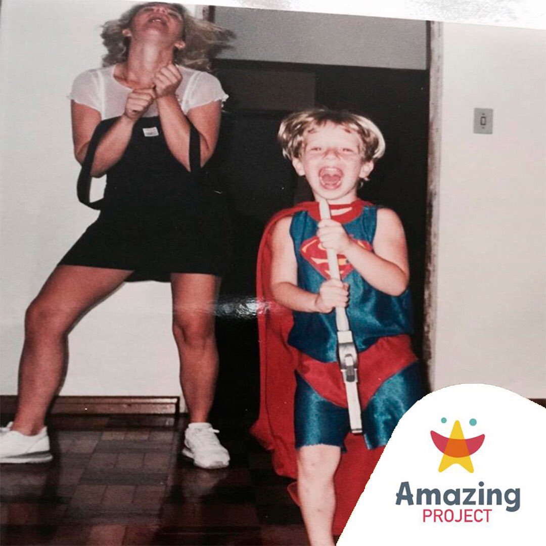 Hoje é dia de parabenizar aquela que foi nossa primeira e melhor amiga! Que enxuga nossas lágrimas e curte nossos sorrisos! Nossa rainha! E no caso da <a href="/ATiaCarminha/">Tia Carminha👪</a> ... Diva irreverente e segura de si! Parabéns pra todas a mães... vocês são amazing!! #BeAmazing❤️❤️❤️