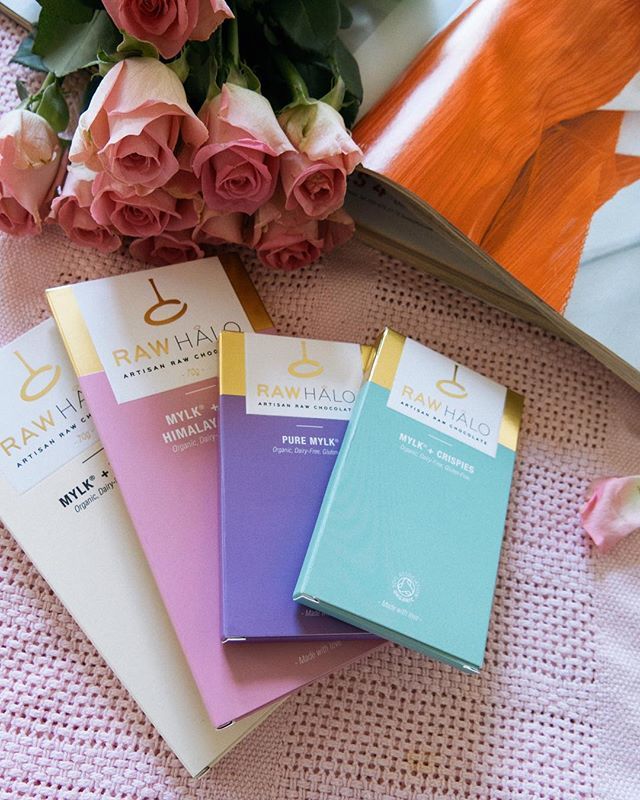 🍫Sundays are for #veganchocolate!😍I found this brand <a href="/rawhalo/">RICO GRAHAM</a> at @debijenkorf👌🏻They have 6 different vegan flavours and besides that it’s raw, organic and made with coconut sugar🙌 My fav is the ‘Mylk+Crispies’😋 What’s your favorite vegan chocolat… ift.tt/2wCd6gz