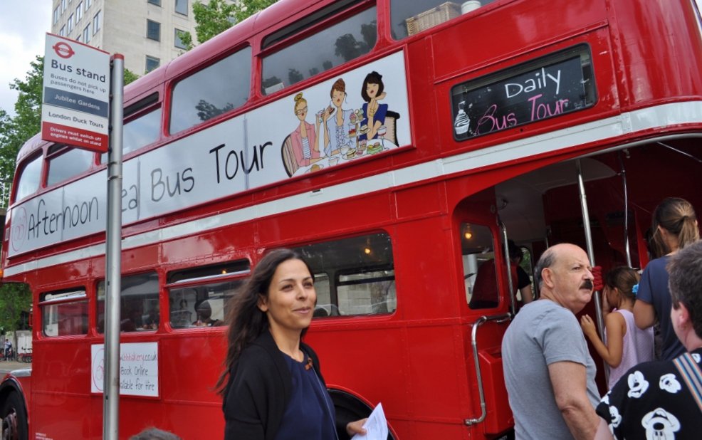 Berco_do_Mundo's tweet photo. Chá das 5 num autocarro londrino? Sim, é possível.5  o'cliock tea on a London bus? Yes, it is possible. https://t.co/MMBdCMC4Le #teabus #london https://t.co/BsDGnJhtKc