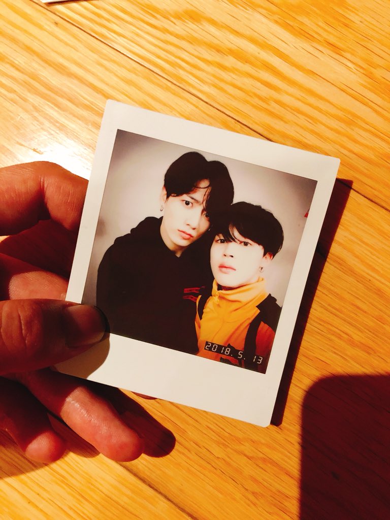 ScarletYuno's tweet photo. ASDFGHKL 💕 Se miran tan hermosos juntos ;----; #JIKOOKMIN https://t.co/JnAzYIxNTG