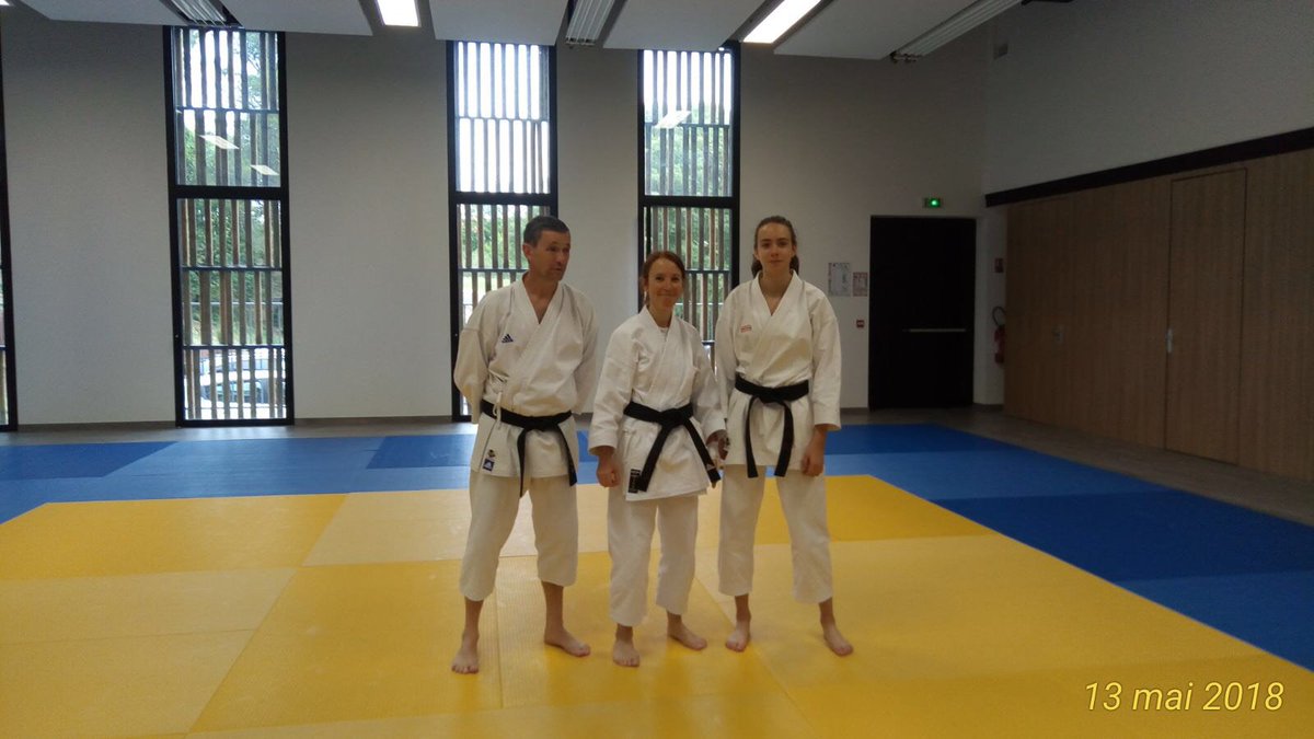 KarateCabestany's tweet photo. Les club vous présente ses 3 nouvelles ceintures noires 2e DAN ! Félicitations à notre président Bernard, à Valérie et Alexandra ! #karate #shotokan #artmartiaux #ffkarate #cabestany @ffkarate @sport_lindep @bleuroussillon https://t.co/Jxa6I60O5o