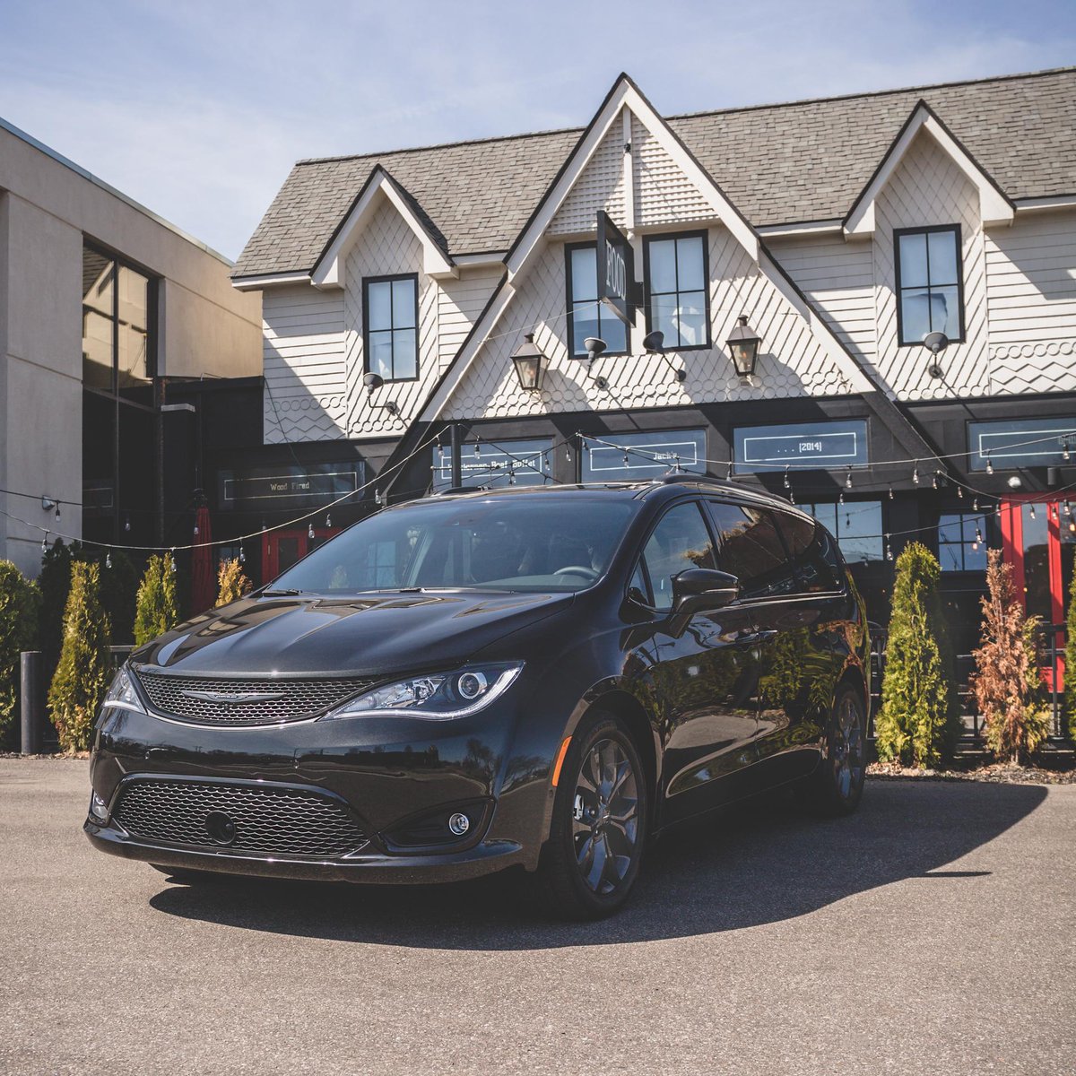 Chrysler's tweet photo. Happy Mother’s Day to every glam mom, van mom and time-with-the fam mom. #ChryslerPacifica #MothersDay https://t.co/1XNNtE4g5R