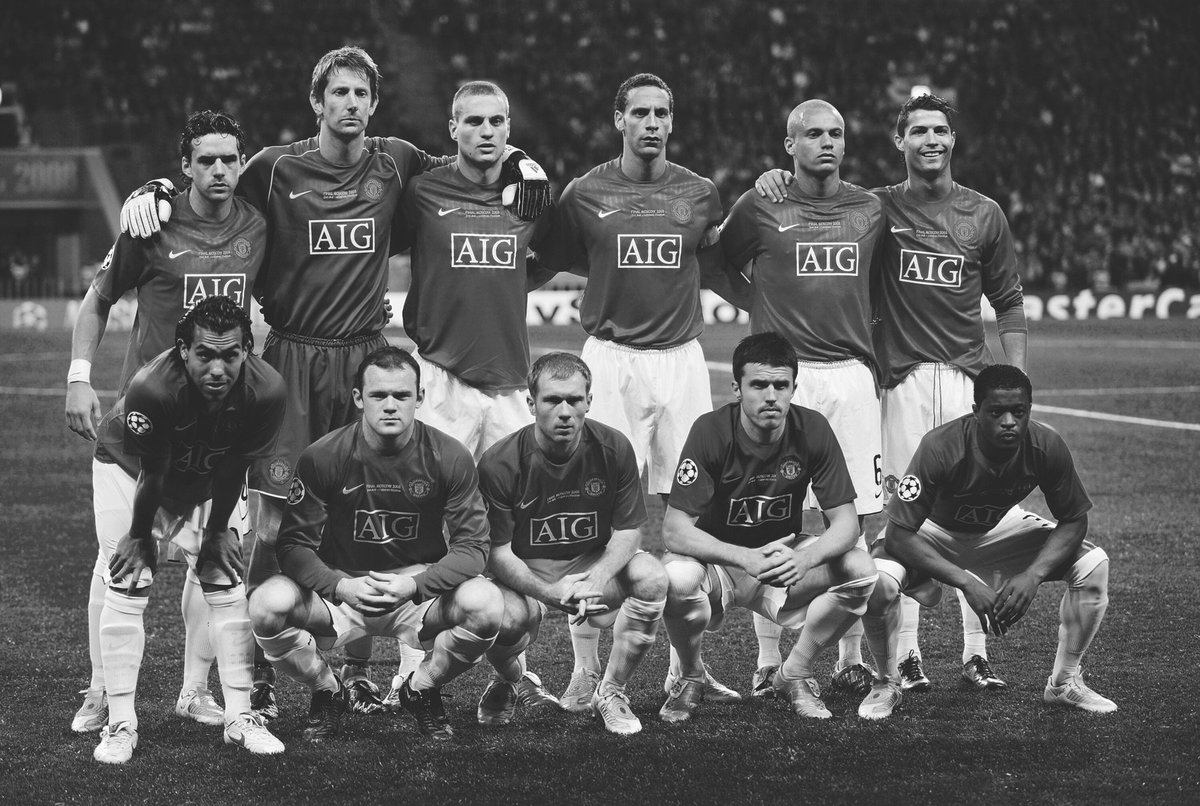 Footballtweet's tweet photo. Michael Carrick leaves the pitch for the final time as a player.

End of an era. 🔴 https://t.co/Rhbhlu0WYm