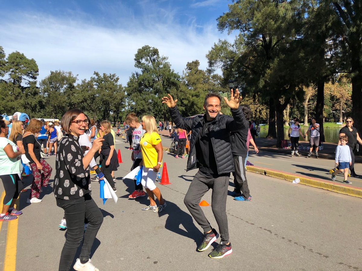 DeportesBA's tweet photo. El Subsecretario @loboluisgustavo en el cierre de esta nueva edición del #BACamina. Se vivió una fiesta junto a los vecinos de la Ciudad con más de 10 puntos de encuentro. Caminatas, bailes y gimnasia en un domingo espectacular!
#PlazasActivasBA
#BACiudadActiva https://t.co/iVp0uz1hLt