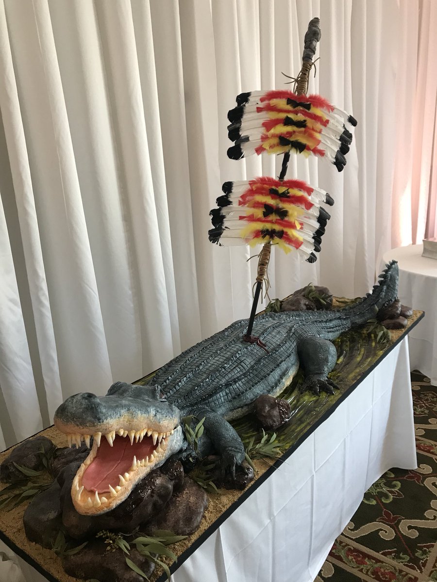 bessers115's tweet photo. Y’all. This cake!! Unbelievable. I have some TALENTED co-workers!! #honeymoonbakery #groomscakes #wedding #romega https://t.co/4ftOp2lKxa
