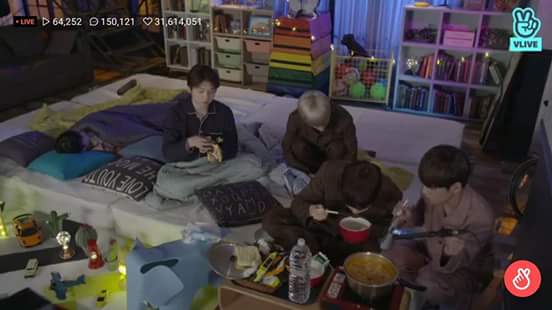 __gelaaa00's tweet image. youngk slept again while they're cooking hahahaha #SleepingMachine