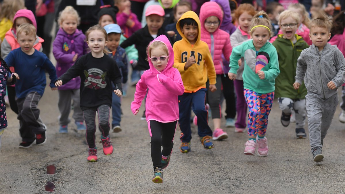 OMahoneyPhoto's tweet photo. About 1200 turned out for Sunday's annual Mother's Day 5K Run/Walk in Barrington. @ThePioneerPress @Barrington_CR https://t.co/pwofeLZlYg #runwithmom https://t.co/uaEZoJzPWK