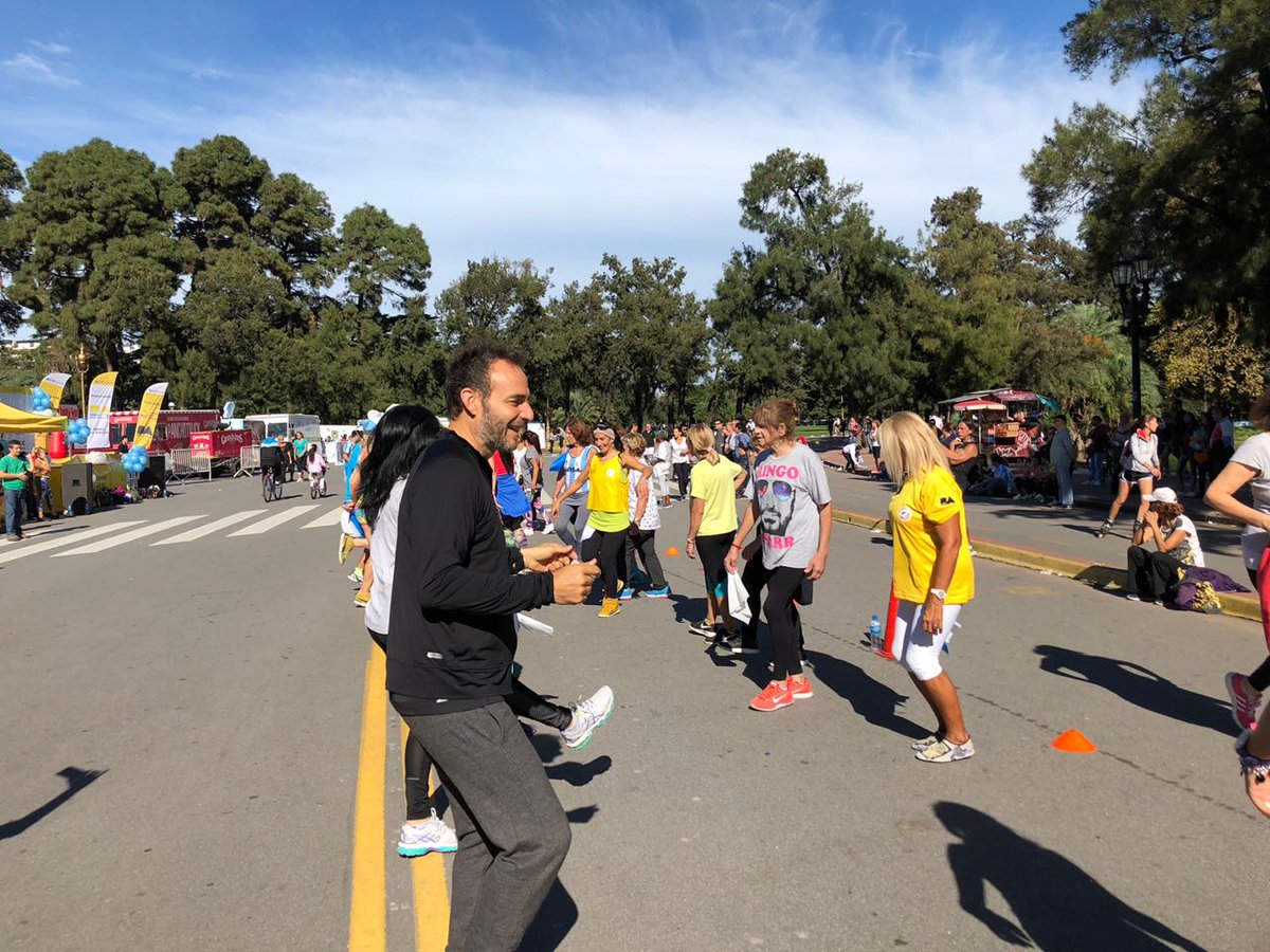 DeportesBA's tweet photo. El Subsecretario @loboluisgustavo en el cierre de esta nueva edición del #BACamina. Se vivió una fiesta junto a los vecinos de la Ciudad con más de 10 puntos de encuentro. Caminatas, bailes y gimnasia en un domingo espectacular!
#PlazasActivasBA
#BACiudadActiva https://t.co/iVp0uz1hLt