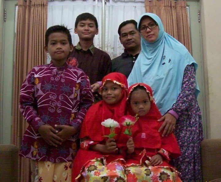 bLckthorne's tweet photo. @byflutter_ ini mba foto keluarga pembunuh yang mengataskan nama Islam untuk mencapai kepentingan mereka https://t.co/y2gkbh5s3H