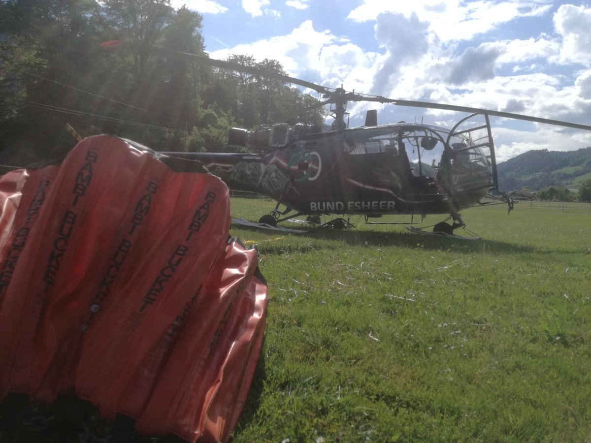 Bundesheerbauer's tweet photo. Seit dem Nachmittag ist eine Alouette3 des #Bundesheer im Löscheinsatz zur Waldbrandbekämfung in #Unken im Einsatz. https://t.co/W4M5CImvdV