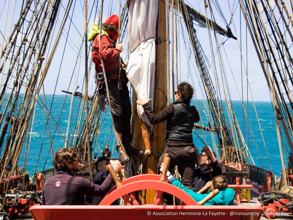 LHERMIONE_SHIP's tweet photo. [⚓️Voyage #Hermione2018]
L'#Hermione met le cap sur @Pasaiaitsasfest où elle est attendue le 18 mai ! 
Fort vent de face et longue houle ces dernières heures qui limitent l'utilisation des voiles. 🔗https://t.co/vFMvaMcOZi https://t.co/5PcvYQoYbC