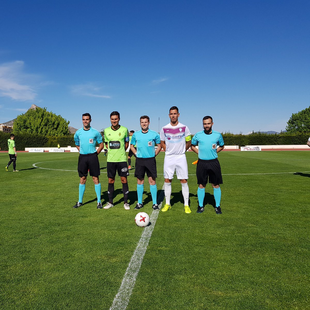 FCJumilla's tweet photo. ¡Protagonistas al cesped del Uva Monastrell!

#JumillaRecre #UnoMás 
#JuntosSinExcusas ⚪🔵 https://t.co/WF2gmeorCw