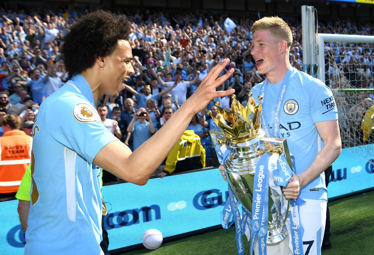 Squawka's tweet photo. Most assists in the 2017/18 Premier League season:

🔵 Kevin De Bruyne (16)
🔵 Leroy Sané (15)
🔵 David Silva (11)
🔵 Raheem Sterling (11)

Kevin De Bruyne wins the first Playmaker Award in the last minute. 🎨 https://t.co/fafwhH1VKt