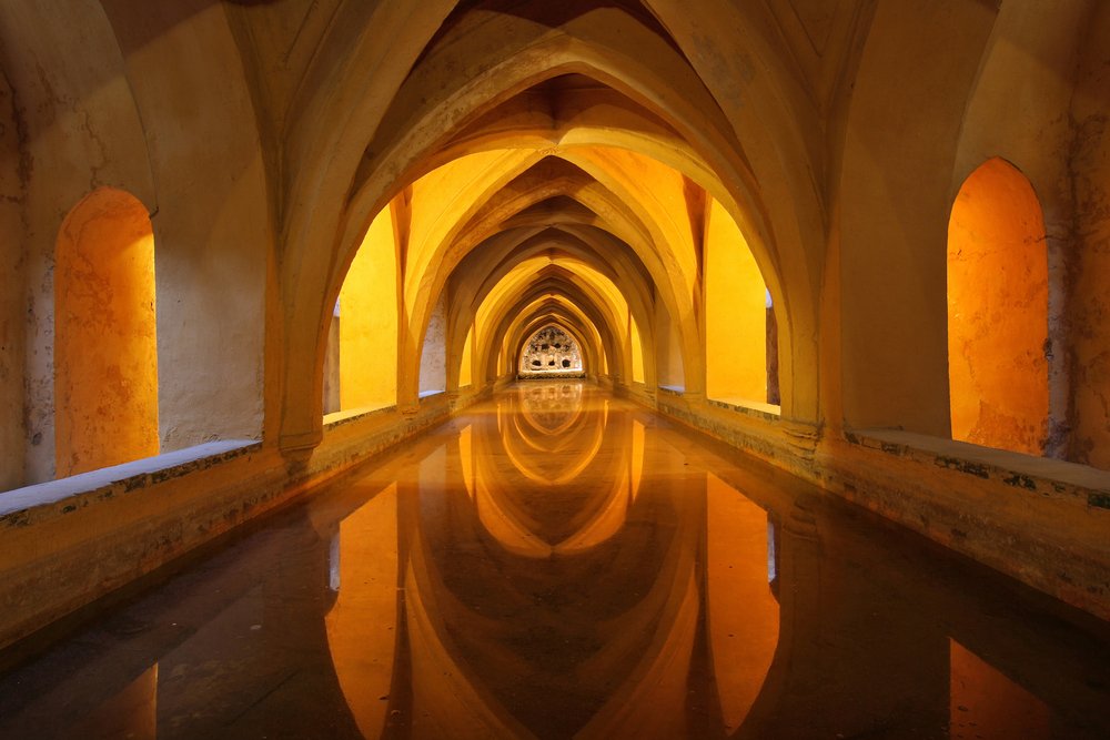 sevillaciudad's tweet photo. ¿Conoces la #leyenda de los Baños de Doña María de Padilla del @SevillaAlcazar? En ellos se bañaba esta noble dama, amante de Pedro I. Tanto la amaba el rey que hizo que las Cortes la proclamaran reina una vez muerta. https://t.co/dtAT83I7U6 https://t.co/r7IFBajOw2