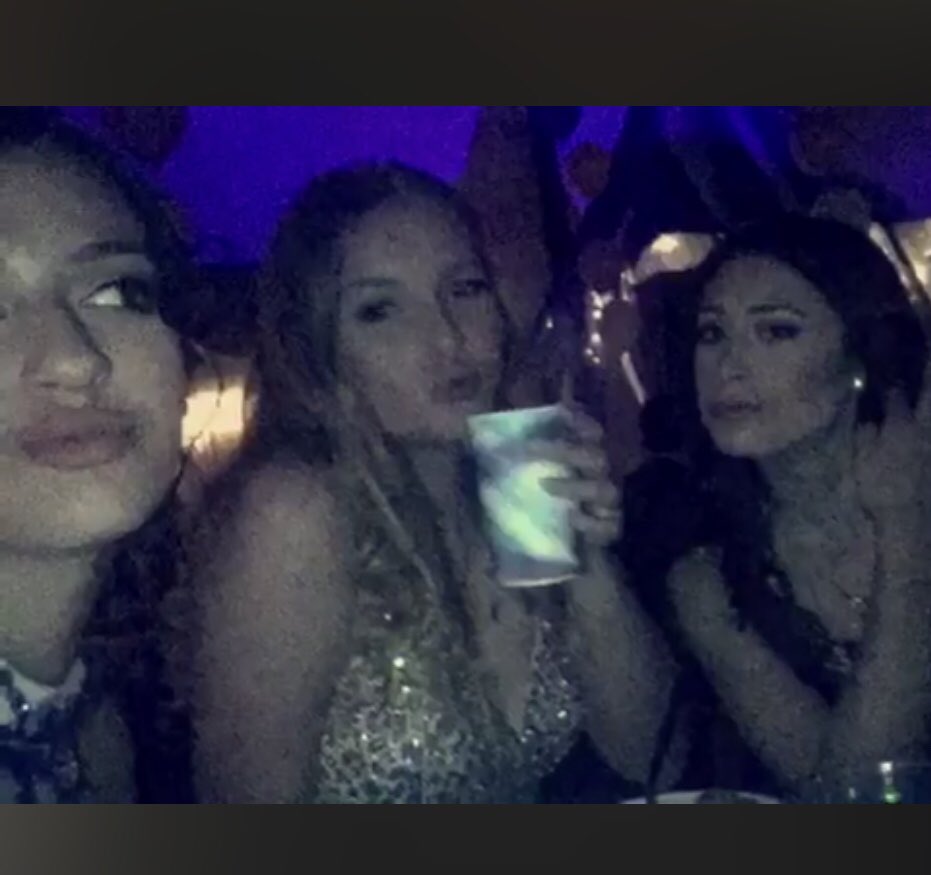 _Victoria_BK's tweet photo. Happy 18th birthday to my best friend on the other side of world @chloegalvez_ !! I love and miss you 💗 https://t.co/taE4MAS3oO
