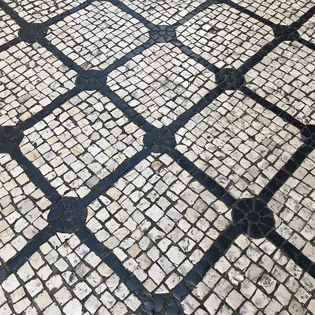 weareglidden's tweet image. Graphic pavement #Lisbon #geometry #stonepattern ift.tt/2KVb0LM