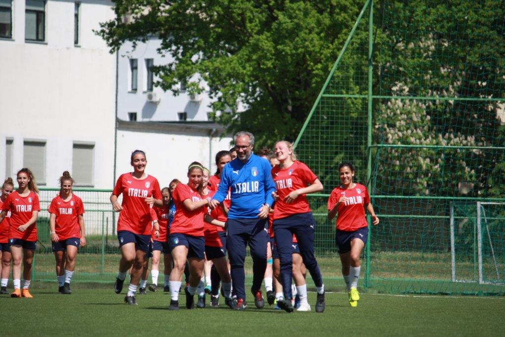 Azzurri's tweet photo. #WU17Euro 🇪🇺

📷 Le #Azzurrine 🇮🇹 si allenano in vista della gara di martedì contro l'#Inghilterra, decisiva per il passaggio del turno.

#VivoAzzurro #Europeo https://t.co/FoljLCMfXs