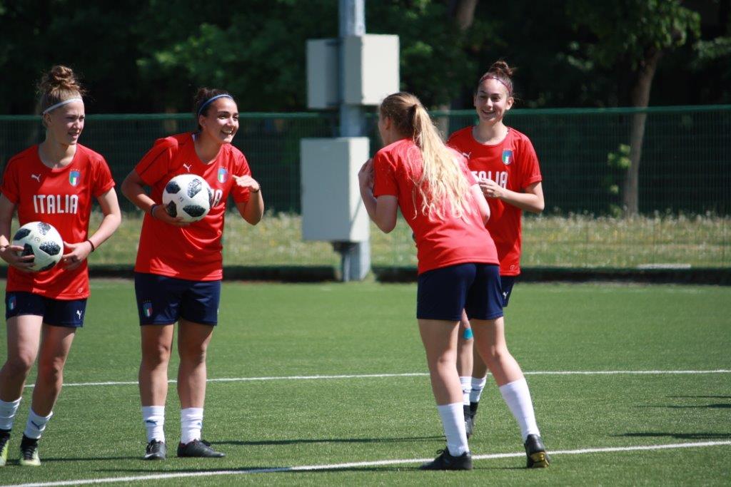 Azzurri's tweet photo. #WU17Euro 🇪🇺

📷 Le #Azzurrine 🇮🇹 si allenano in vista della gara di martedì contro l'#Inghilterra, decisiva per il passaggio del turno.

#VivoAzzurro #Europeo https://t.co/FoljLCMfXs
