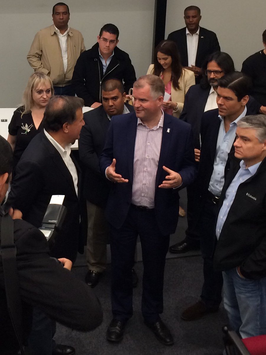 Delighted to host the President of Panama and his delegation at the Language Services Unit, ARU for an afternoon meeting our Panamanian students.  #ARUProud #PanamaBilingue <a href="/JC_Varela/">Juan Carlos Varela</a> @IGM64 @ukinpanama @angliaruskin @ARUAlss