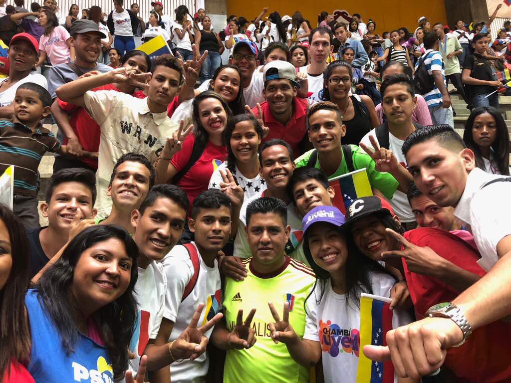 pinfantea's tweet photo. Este próximo 20 de mayo #YoVotoPorMaduro porque garantiza los derechos a la juventud venezolana.
¡VAMOS NICO! 👏🏽🇻🇪 @NicolasMaduro https://t.co/asB9TcA8qE
