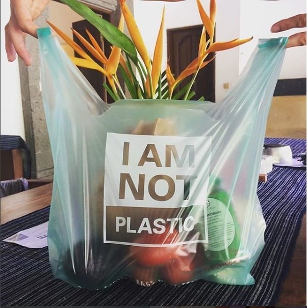 Amazing! This "plastic" bag is 100% biodegradable and made of plants. It also dissolves in water, so if animals eat it, it won’t cause any harm. wef.ch/2rk0rZL 💡<a href="/wef/">World Economic Forum</a>
