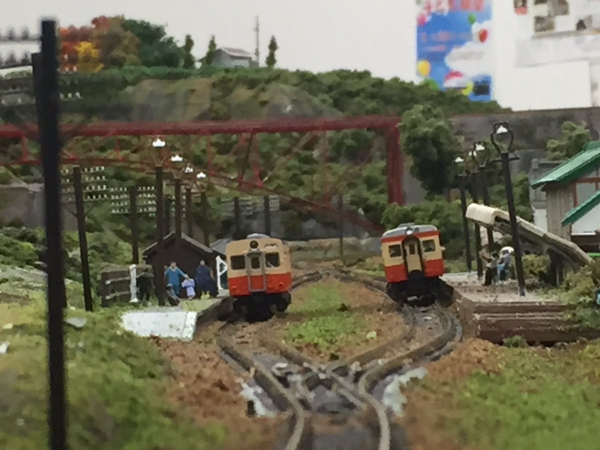 おっさん 新しくなったローカル駅 ポイントを設置して列車交換出来る駅となった カトーのハエ叩きをふんだんに使って通票閉塞の雰囲気を出した やっぱり塗るとリアルw 柱の間隔はコキ車1 5両分とした 奥行きを感じる 腕木を設置しないとなw Nゲージ