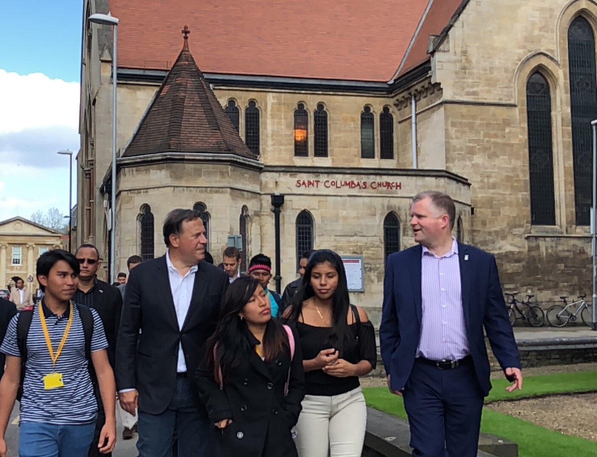 JC_Varela's tweet photo. Compartiendo con jóvenes de #PanamáBilingüe en el centro histórico de Cambridge, mientras ellos disfrutan de un helado. #PanamáUK https://t.co/OzSm9GqEu9