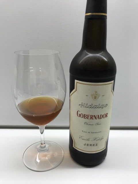 Como me gusta cocinar la paella de los domingos mientras me tomo mi oloroso de cabecera de <a href="/fmhidalgo/">Fernando Hidalgo</a>. Una botella con ya algunos años que no han hecho sino afinar este vinazo <a href="/undertheflor/">undertheflor</a>