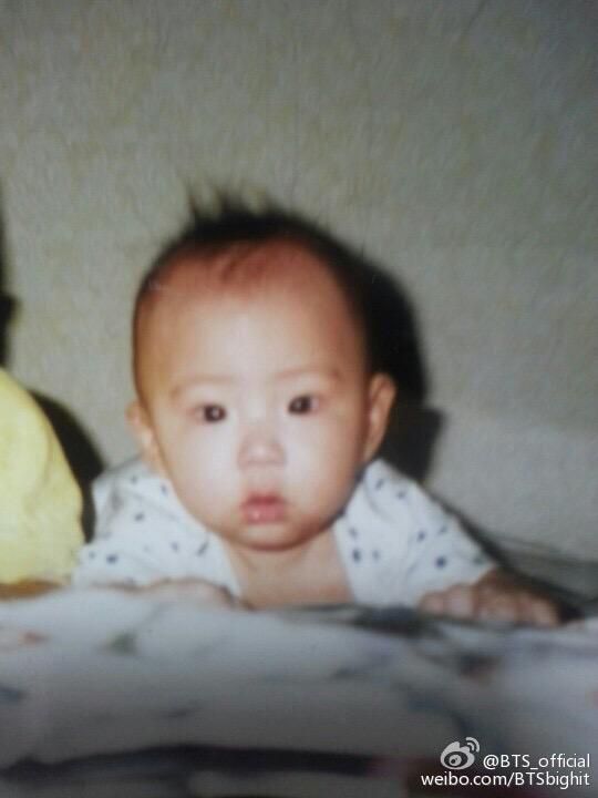 ArmyParadiseBTS's tweet photo. [ DINÁMICA ]

Armys adivinen...

¿a qué miembro de @BTS_twt pertenecen estas fotos de pequeño?

🎀ArmyParadiseBTS🎀
NO SE OLVIDEN DE LOS HASHTAG 

#PremiosMTVMiaw 
#MTVLAKPOPBTS 
#MTVLAFANARMYBTS https://t.co/QypyTwez6i
