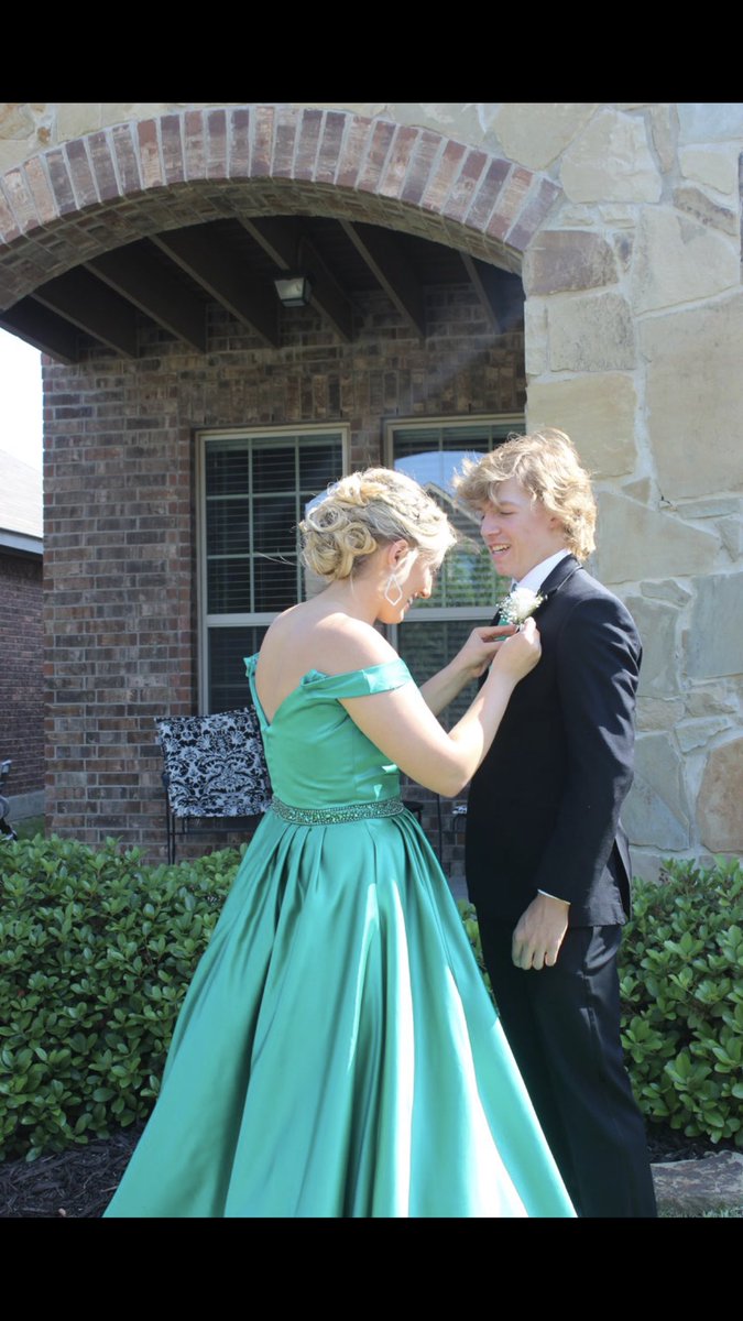 madisonhall56's tweet photo. An unforgettable night with my handsome man💚 #prom2k18 https://t.co/GbglKDYGg4