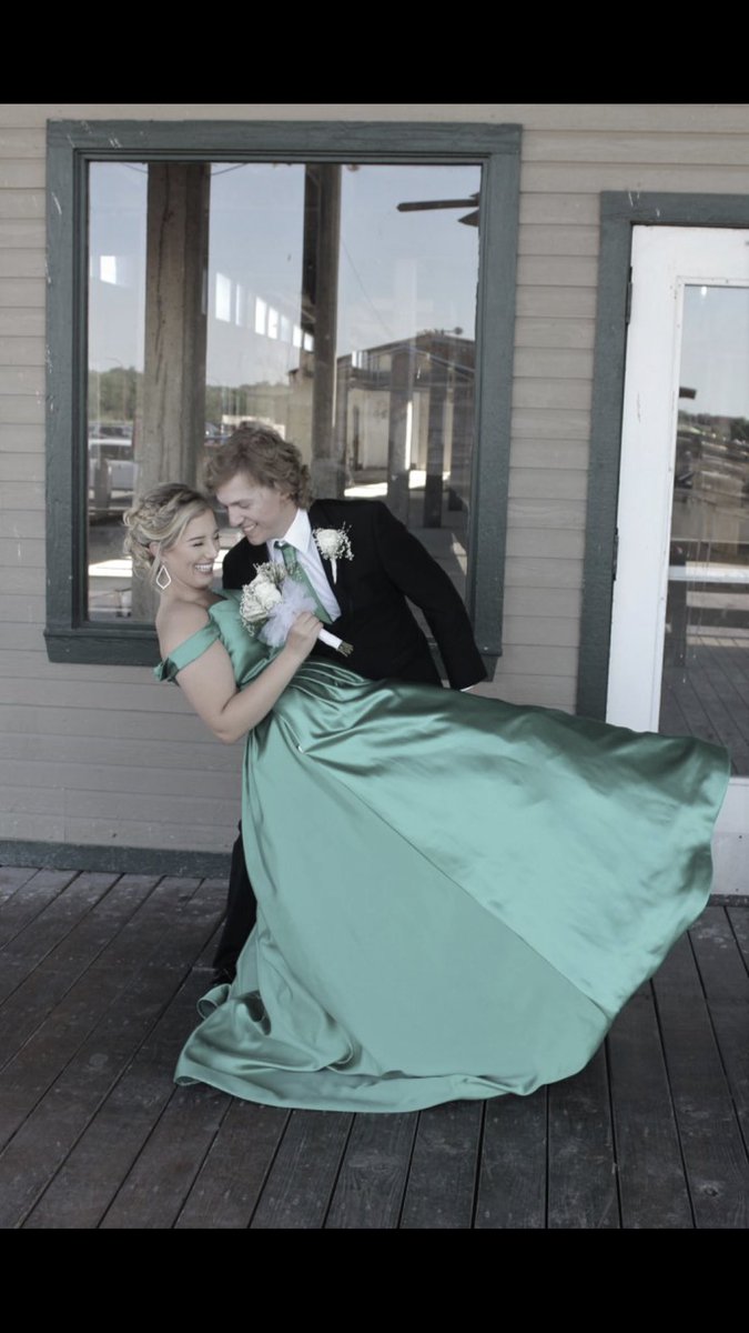 madisonhall56's tweet photo. An unforgettable night with my handsome man💚 #prom2k18 https://t.co/GbglKDYGg4