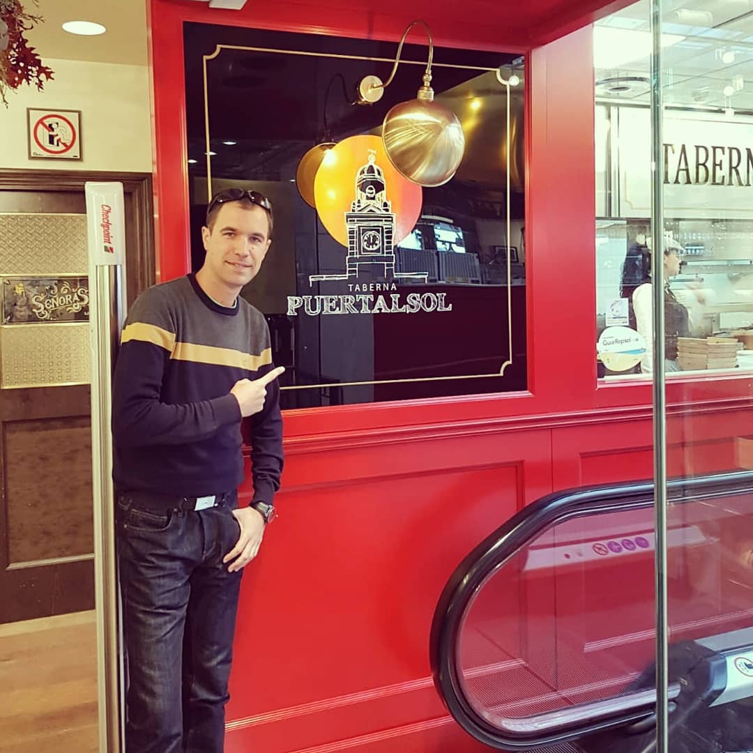 DavidAlonsoJim1's tweet image. Quien dice que los Domingos son tristes??? 😂😂 @patry29a visitando la terraza de la TabernapuertaDelSol del señor @albertochicote 😍 #PuertaDeSol #Km0 ⬆️Otro Nivel⬆️