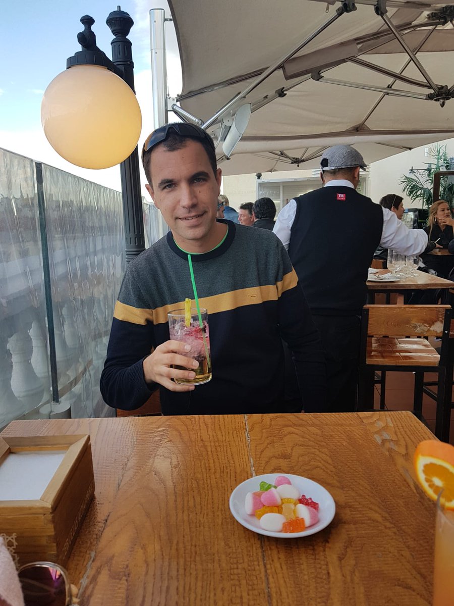 DavidAlonsoJim1's tweet image. Quien dice que los Domingos son tristes??? 😂😂 @patry29a visitando la terraza de la TabernapuertaDelSol del señor @albertochicote 😍 #PuertaDeSol #Km0 ⬆️Otro Nivel⬆️