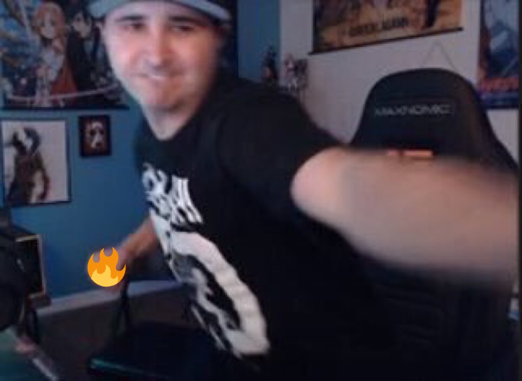 Laxing's tweet photo. Last night in TM's "He's in the left corner!" Me: *Frags left corner and peeks in questioning why he's not dead?* *Dies from RIGHT corner* "My bad I meant he's my left" https://t.co/zBjopxssxh