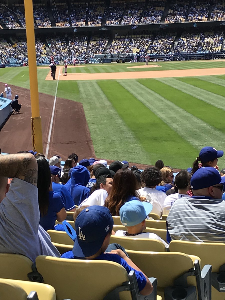 EFloresWCPDPIO's tweet photo. Happy Mother’s Day to my beautiful wife from @Dodgers https://t.co/tFWwDHpR1V