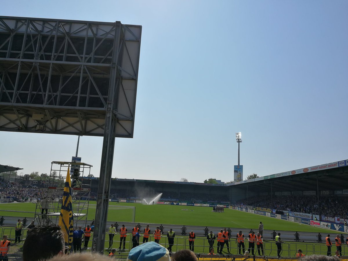 Luxsky2's tweet photo. #Kiel - #BTSV Schöner Tag mit alten Bekannten. Leider falsches Endergebnis...  #KSVEBS #Braunschweig #Fussball https://t.co/SgylKZlsV8