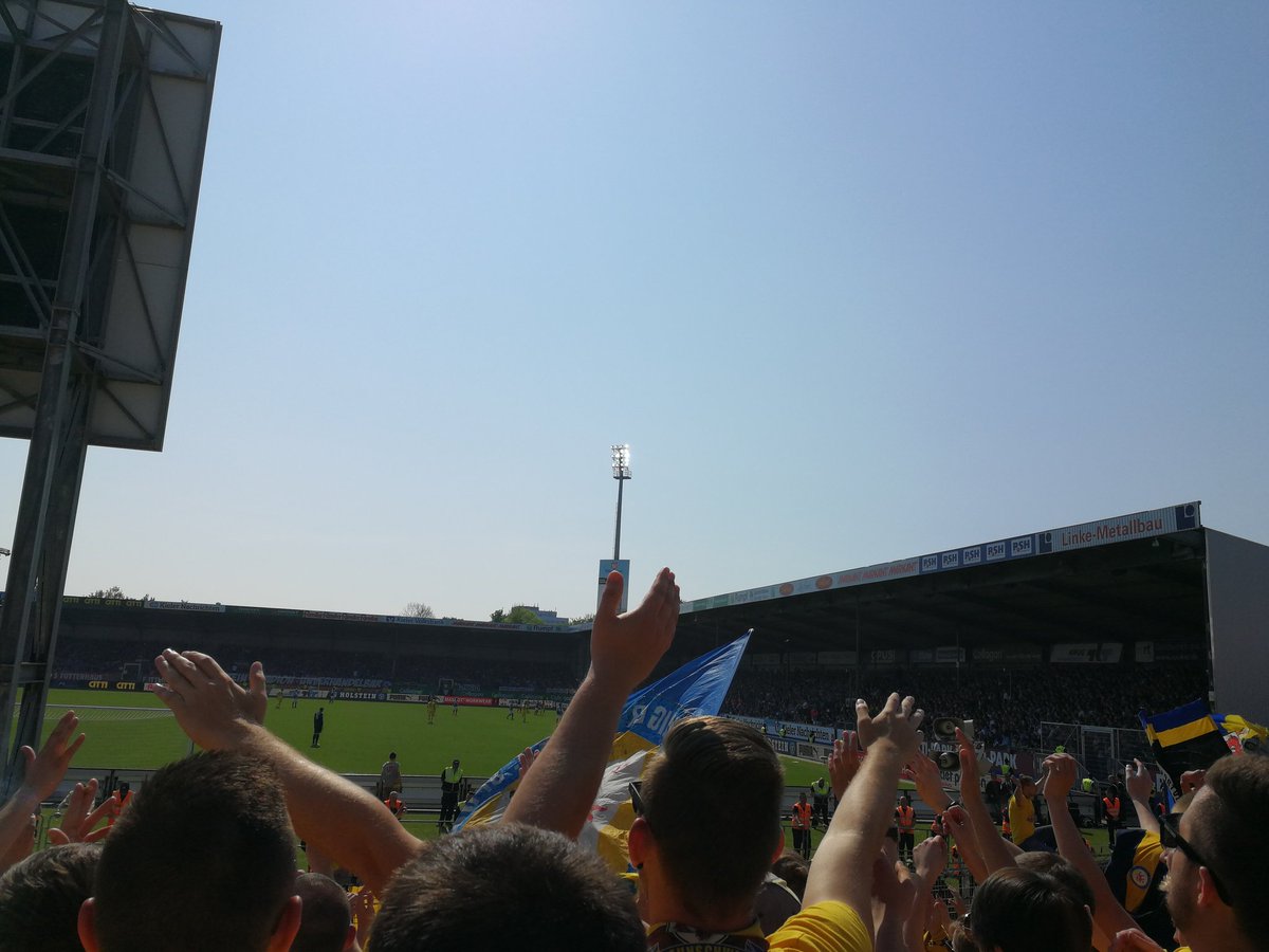 Luxsky2's tweet photo. #Kiel - #BTSV Schöner Tag mit alten Bekannten. Leider falsches Endergebnis...  #KSVEBS #Braunschweig #Fussball https://t.co/SgylKZlsV8