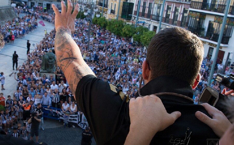 Otro año consiguiendo el objetivo y van unos cuantos ❗ Estoy más vivo que nunca ⚽ Gracias Badajoz 💪⚪⚫