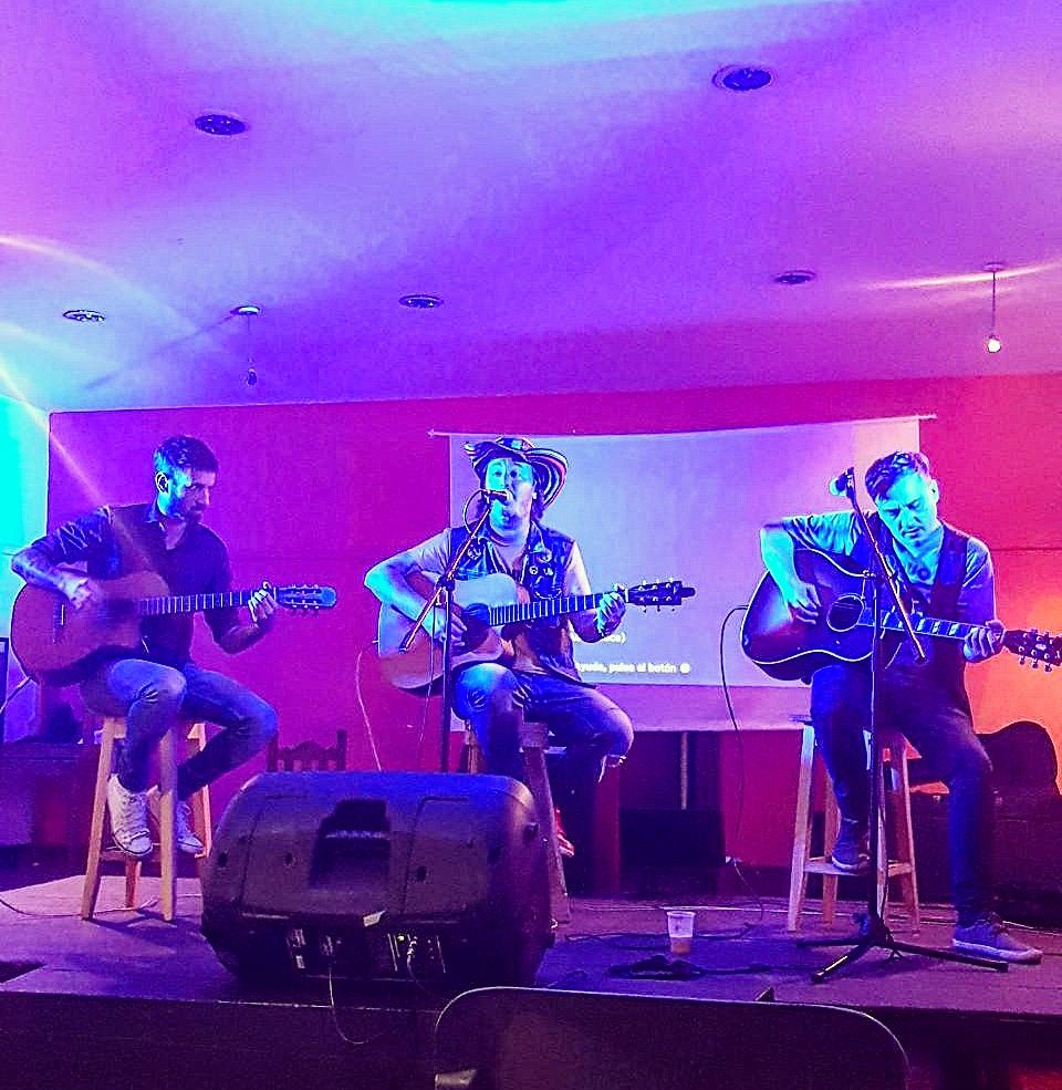 Hermoso cierre de la presentación de mi broli "Villa Gesell Rock&amp;Roll" en Posadas compartiendo un temazo de <a href="/LosAnimalitosOK/">Los Animalitos</a> con mi amigo Nico Landa y el prócer rockero de Misiones Gervasio Malagrida.