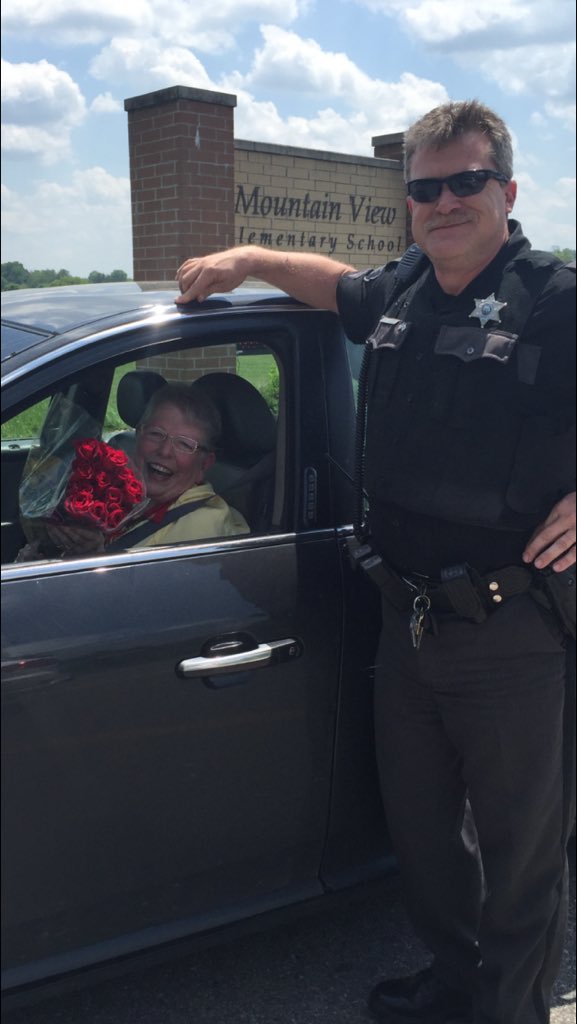 brooke_owens31's tweet photo. My dad lost his mom 2 years ago to cancer he had to work today so he couldn't go visit her grave, instead he pulled over 10 women to give them a dozen of roses in honor of his mother. My heart has never been so full❤️ https://t.co/DY9AilZteH
