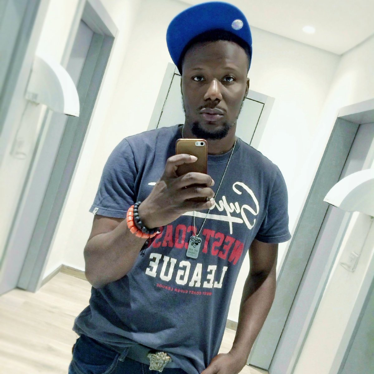 Djpizzle009's tweet photo. A Mirror selfie wouldn't hurt nobody.. #Pizzleflame π₯ https://t.co/0mGjqnpxDz