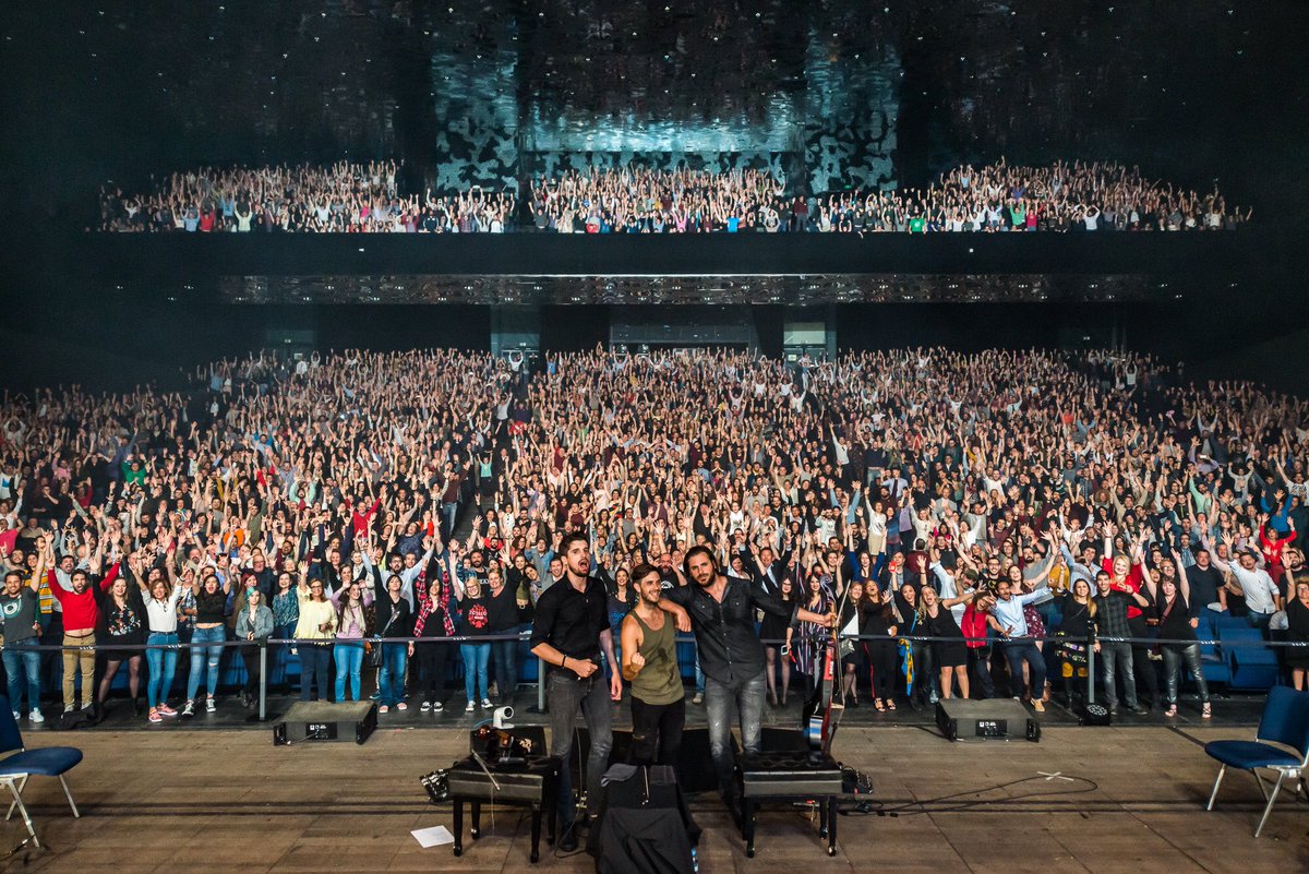 lukasulic's tweet photo. Grazias Barcelona night 2!!!👊😊 #2cellos https://t.co/yyp61uachu