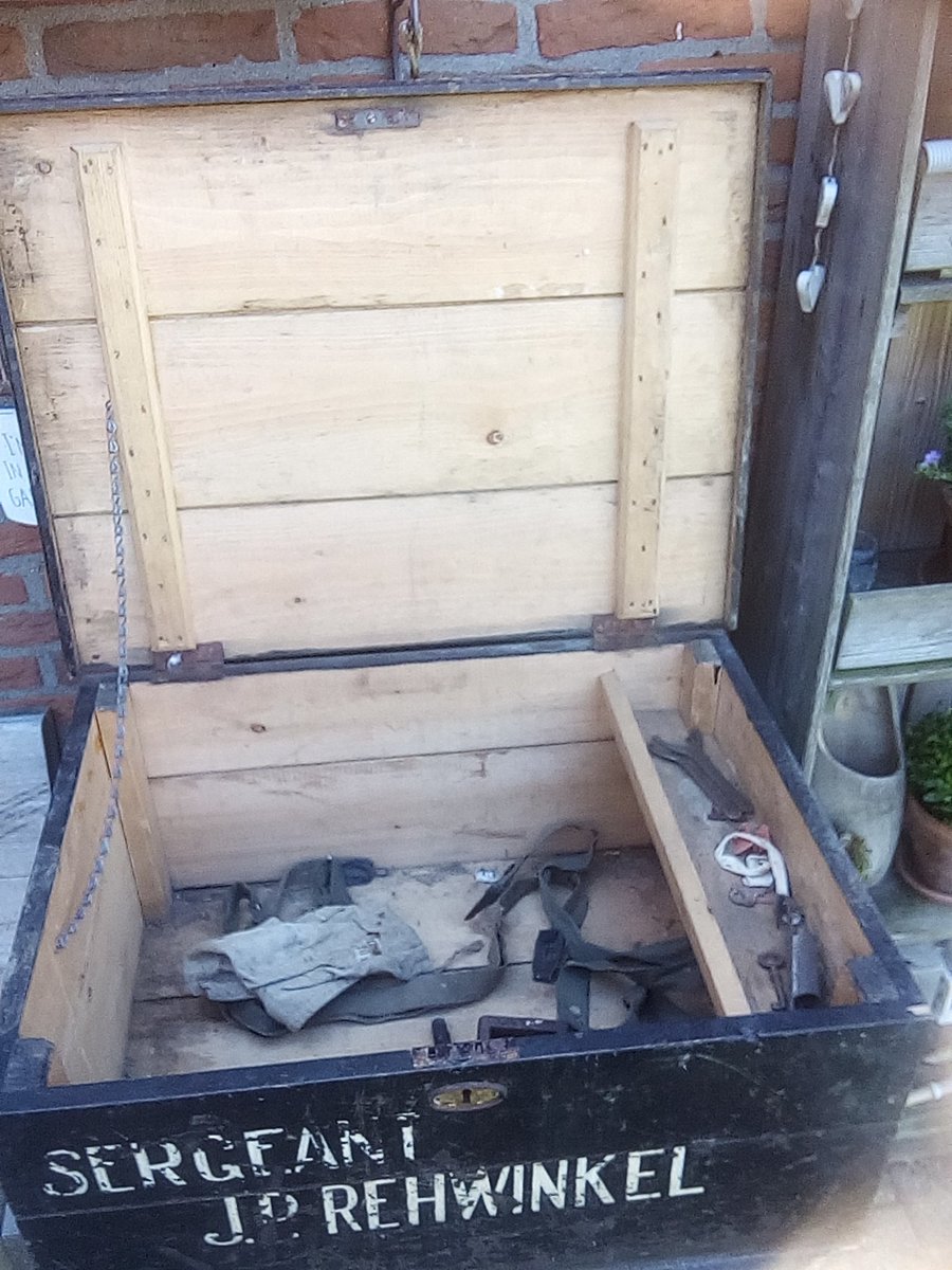 RietRonald's tweet photo. @PlatformMHE Nieuwe aanwinst van oud infanterie Sgt. Rehwinkel. Een zogenaamde kribbekist met nog een paar leuke verrassingen er in. https://t.co/OX2U4YHWxo