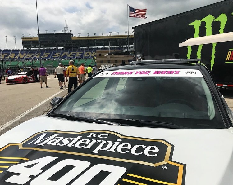 RT to wish all our racing fan mamas a very happy Mother's Day!