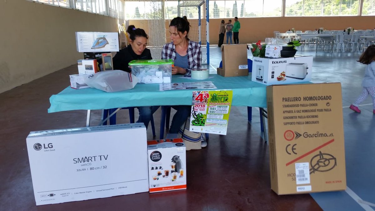 cursadelaserp's tweet photo. A La Sentiu en la Festa Major del Roser, per les cassoles de germanor, l' AMPA del Col.legit Verge de La Guardiola de La Sentiu ha organitzat un sorteig a benefici del l'Escola. També fan difusió de la Cursa de la Serp d'inclusió social i solidaria amb l'Associació "Els Bitxos". https://t.co/IudEkTTp3e