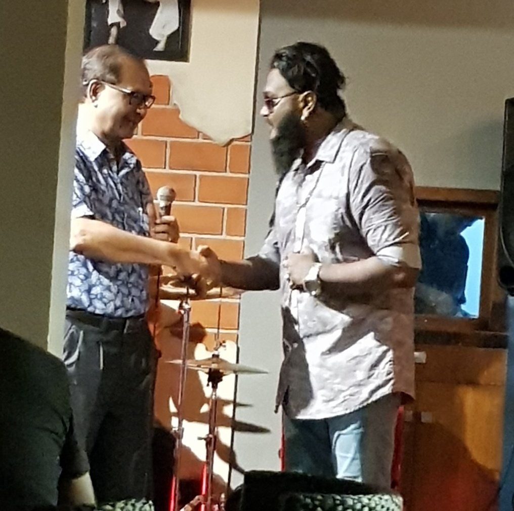 MohamedAmaan_'s tweet photo. @Ammadeyofficial awarded as the Ambassador of @rockchamber84 🤟🤟 https://t.co/qdmRHItAdX
