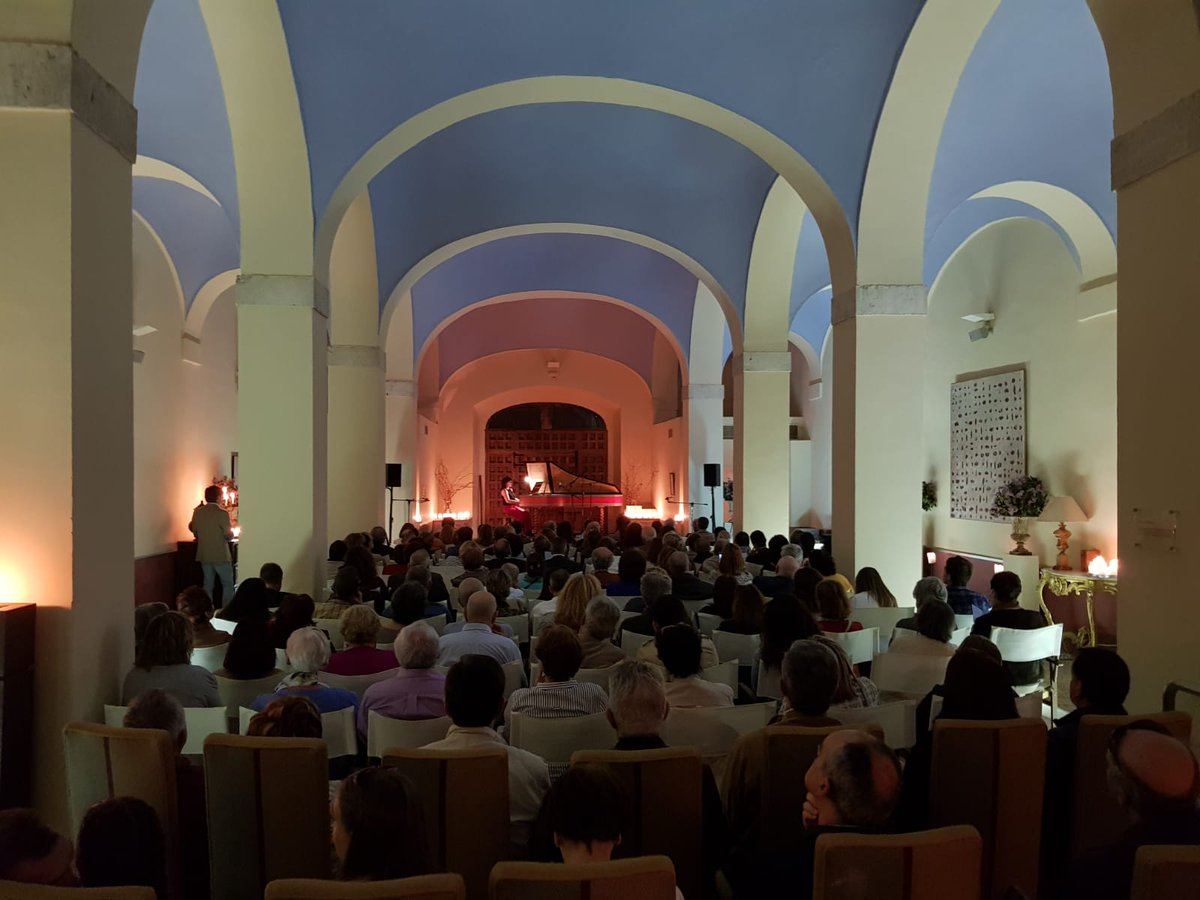 MAntiguAranjuez's tweet photo. Magnifico el espectáculo que tuvo lugar ayer dentro del @MAntiguAranjuez en la Bodega @realcortijo. Gracias por darnos tanto con el concierto de "Scarlatti en Danza" Sara Calero &amp; @silviamarquezch!
¡Mañana publicaremos el reportaje completo! 
#Aranjuez #25FMAA2018 https://t.co/bNPce3hqbB