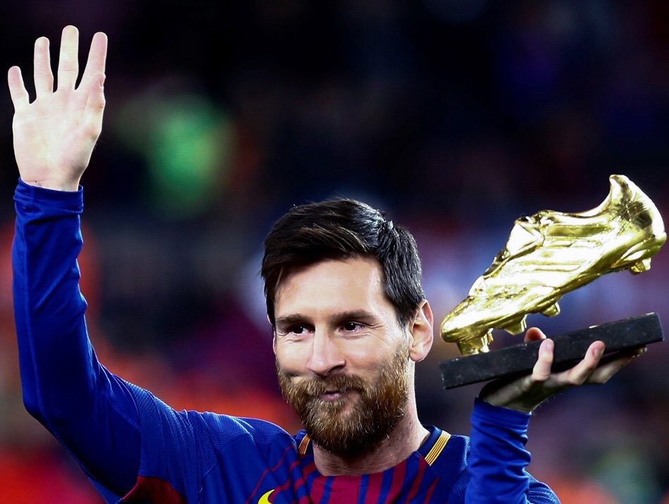 Actu__PSG's tweet photo. Lionel Messi (5) surpasse Cristiano Ronaldo (4) et devient le premier joueur de l'histoire à remporter cinq soulier d'or. 👏 https://t.co/nt4ux1sMYu