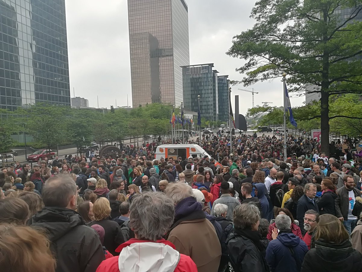 MaxVancau's tweet image. Geweldige solidariteitsketting aan Brussel-Noord vanavond! 👏 Zot veel mensen aanwezig! 💪 #humanchallenge #MaximiliaanPark
